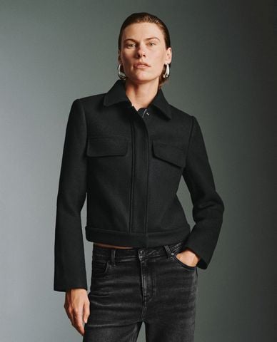  URBAN REVIVO - Áo khoác croptop nữ cổ bẻ tay dài phối zip Flap Pocket 