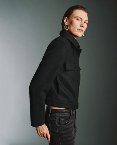  URBAN REVIVO - Áo khoác croptop nữ cổ bẻ tay dài phối zip Flap Pocket 