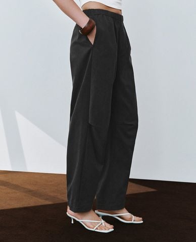  URBAN REVIVO - Quần nữ ống rộng lưng thun Carrot Fit 