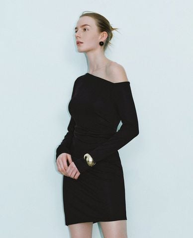  URBAN REVIVO - Đầm body mini tay dài lệch vai 