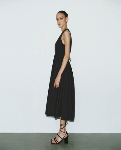  URBAN REVIVO - Đầm sát nách midi cổ tròn hiện đại 