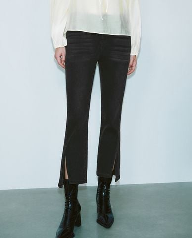  URBAN REVIVO - Quần jeans nữ ống loe xẻ tà hiện đại 