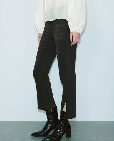  URBAN REVIVO - Quần jeans nữ ống loe xẻ tà hiện đại 