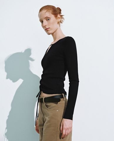  URBAN REVIVO - Áo dệt kim nữ tay dài phom ôm Keyhole Neck 