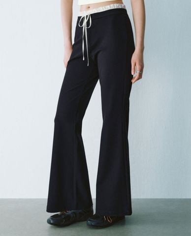  URBAN REVIVO - Quần nữ ống loe lưng thun cá tính 