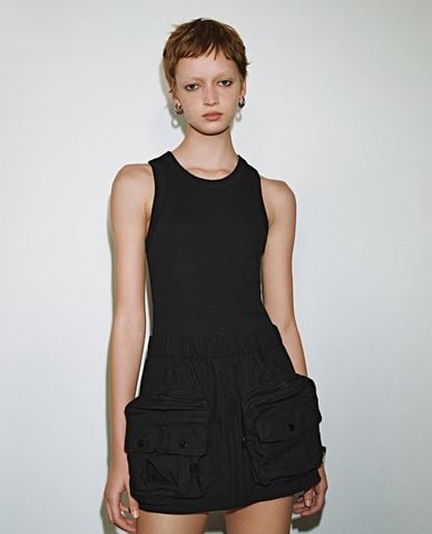  URBAN REVIVO - Đầm sát nách mini phối túi hộp 