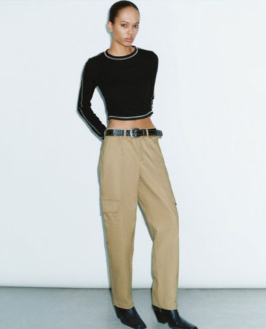  URBAN REVIVO - Áo croptop nữ cổ tròn tay dài phom ôm 