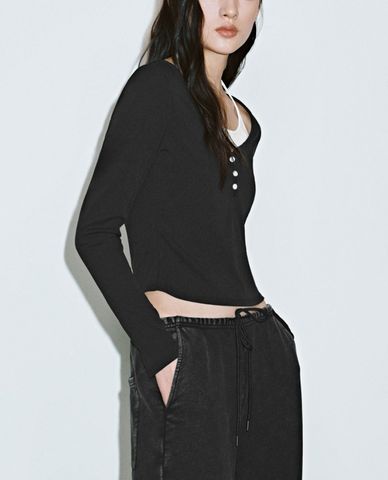  URBAN REVIVO - Áo kiểu nữ cổ V tay dài phom ôm 