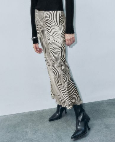  URBAN REVIVO - Chân váy phom suông midi phối họa tiết 