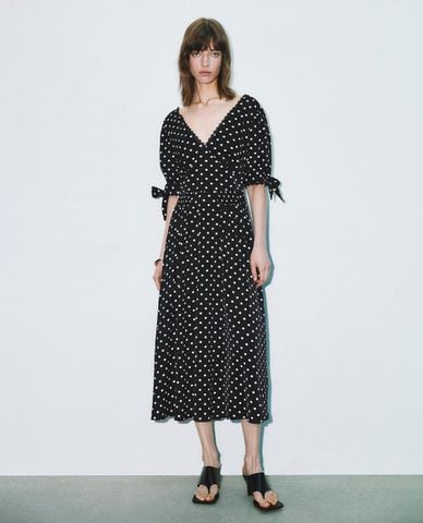  URBAN REVIVO - Đầm cut out midi chấm bi thời trang 