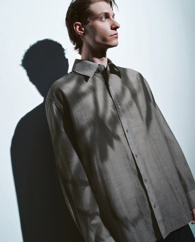  URBAN REVIVO - Áo sơ mi nam cổ bẻ tay dài in họa tiết 