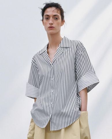  URBAN REVIVO - Áo sơ mi nữ cổ bẻ tay lửng phối sọc 