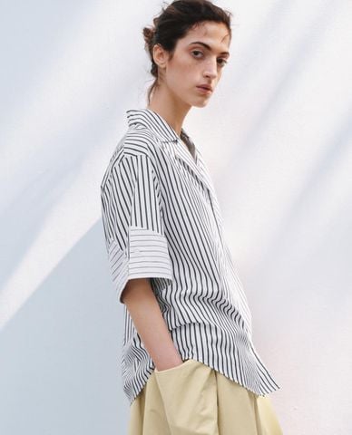  URBAN REVIVO - Áo sơ mi nữ cổ bẻ tay lửng phối sọc 