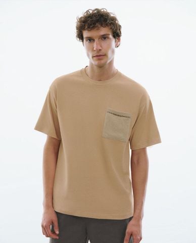  URBAN REVIVO - Áo thun nam cổ tròn tay ngắn phối túi Straight 