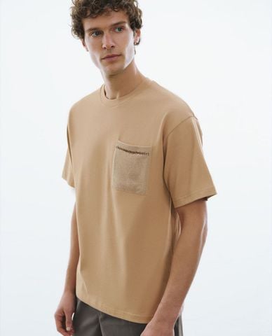  URBAN REVIVO - Áo thun nam cổ tròn tay ngắn phối túi Straight 