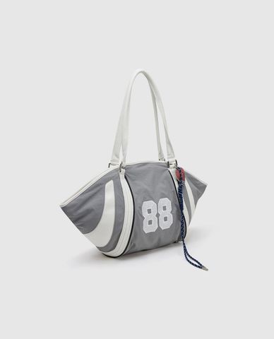  URBAN REVIVO - Túi đeo vai nữ hình thang phối charm 