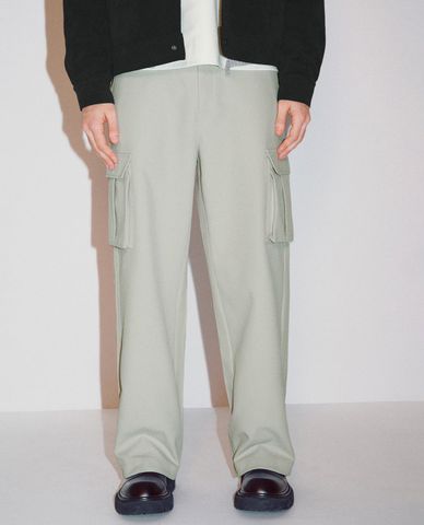  URBAN REVIVO - Quần nam ống rộng phối túi cá tính 