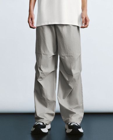  URBAN REVIVO - Quần nam ống rộng lưng thun phối dây rút thời trang 