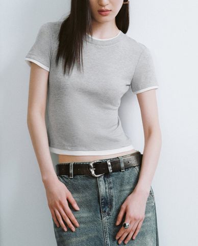  URBAN REVIVO - Áo thun nữ cổ tròn tay ngắn phối màu độc đáo 