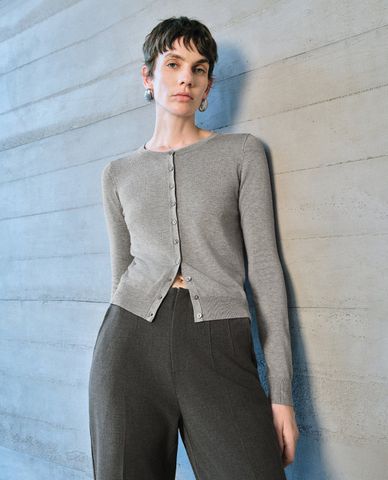  URBAN REVIVO - Áo khoác cardigan nữ cổ tròn ta dài phối nút hiện đại 
