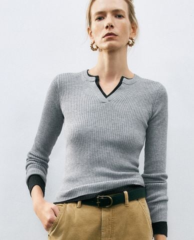  URBAN REVIVO - Áo dệt kim nữ cổ V tay dài phom ôm tôn dáng 