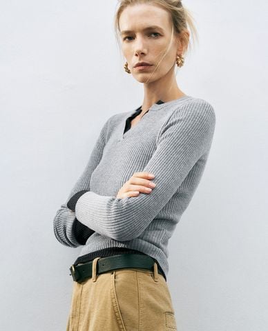  URBAN REVIVO - Áo dệt kim nữ cổ V tay dài phom ôm tôn dáng 