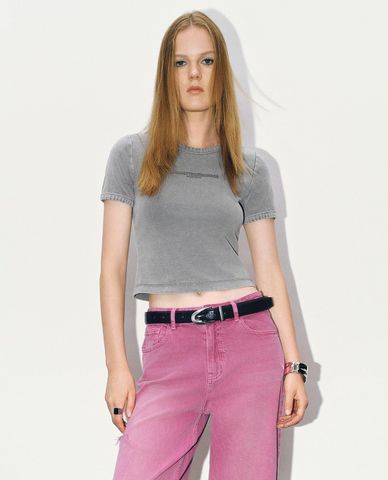  URBAN REVIVO - Áo croptop nữ cổ tròn tay ngắn phom ôm 