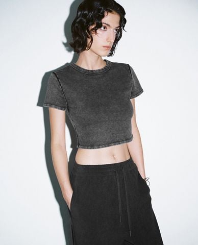  URBAN REVIVO - Áo croptop nữ cổ tròn tay ngắn 