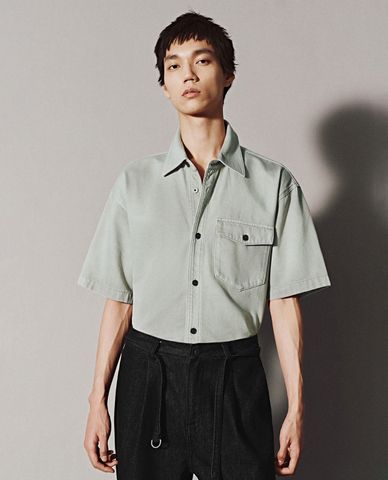  URBAN REVIVO - Áo sơ mi denim nam cổ bẻ tay ngắn 