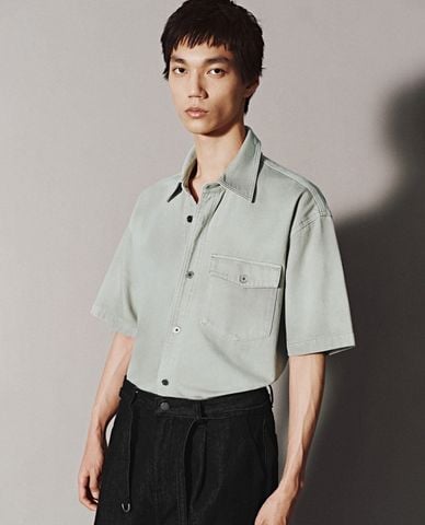  URBAN REVIVO - Áo sơ mi denim nam cổ bẻ tay ngắn 