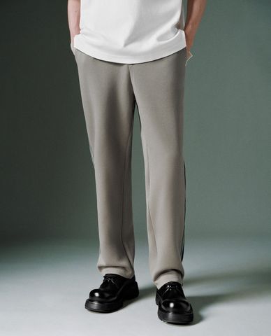  URBAN REVIVO - Quần nam ống đứng lưng cao Regular Carrot Fit 