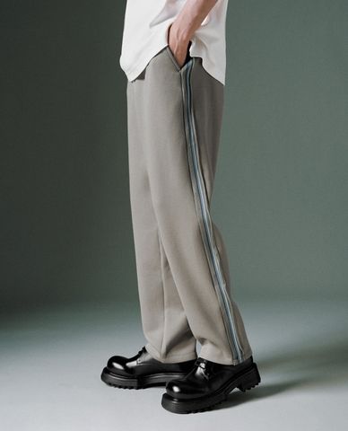  URBAN REVIVO - Quần nam ống đứng lưng cao Regular Carrot Fit 