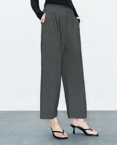  URBAN REVIVO - Quần nữ ống đứng xếp li thanh lịch Carrot 