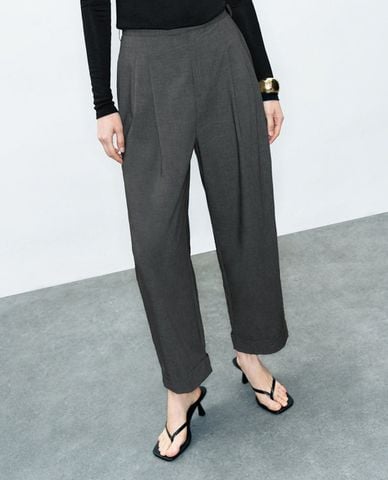  URBAN REVIVO - Quần nữ ống đứng xếp li thanh lịch Carrot 