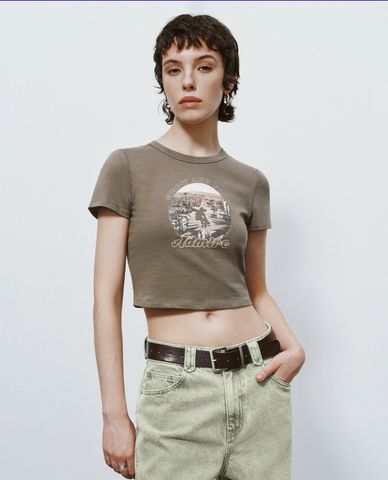  URBAN REVIVO - Áo croptop nữ cổ tròn tay ngắn 