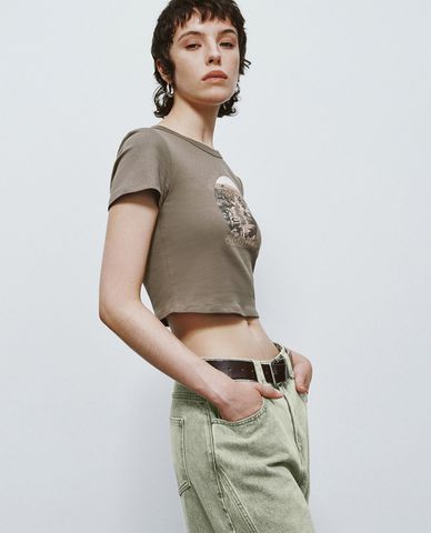  URBAN REVIVO - Áo croptop nữ cổ tròn tay ngắn 