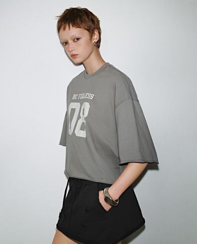  URBAN REVIVO - Áo thun nữ cổ tròn tay ngắn phom rộng 