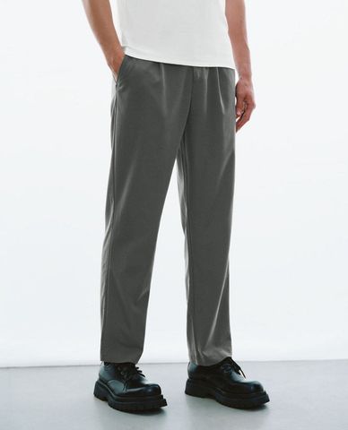  URBAN REVIVO - Quần nam ống đứng xếp li trẻ trung 