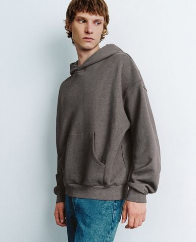  URBAN REVIVO - Áo hoodie nam tay dài phối mũ Straight 