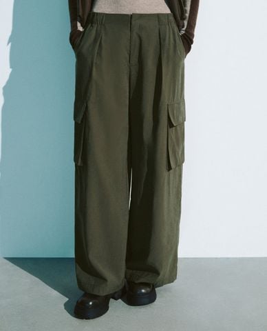  URBAN REVIVO - Quần nữ ống rộng lưng thun phối túi Loose 