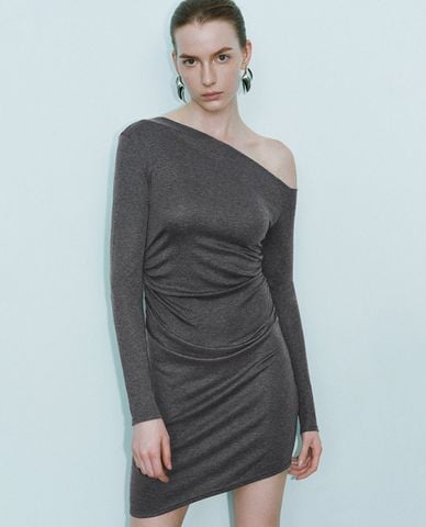  URBAN REVIVO - Đầm body mini tay dài lệch vai 