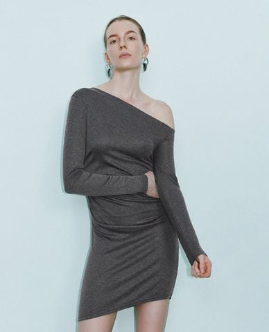  URBAN REVIVO - Đầm body mini tay dài lệch vai 