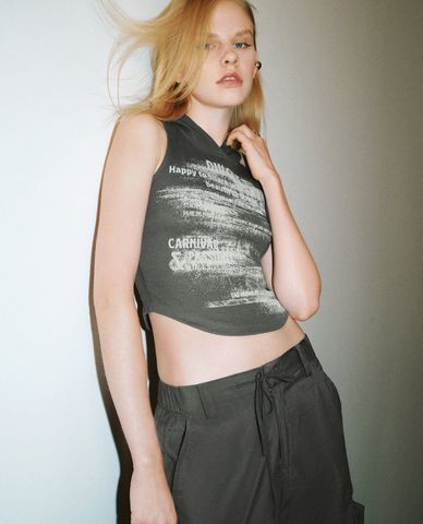  URBAN REVIVO - Áo sát nách phom ôm in hoạ tiết cá tính 