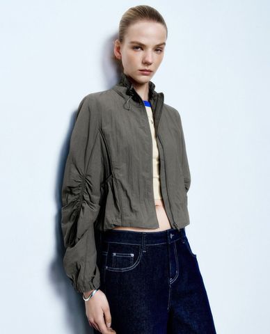  URBAN REVIVO - Áo khoác gió nữ phối khóa zip Shirred 