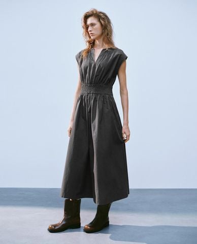  URBAN REVIVO - Đầm sát nách midi cổ V 