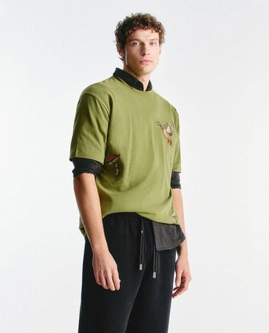  URBAN REVIVO - Áo thun nam cổ tròn tay ngắn in họa tiết 