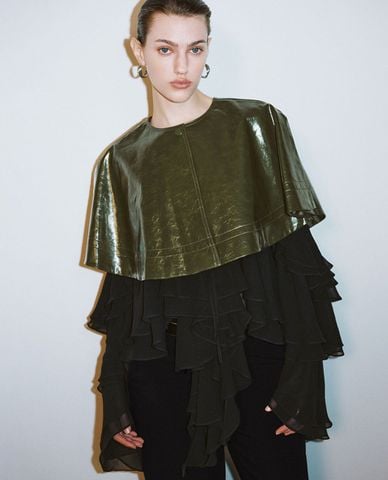  URBAN REVIVO - Áo choàng nữ dáng ngắn hiện đại 