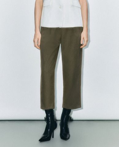  URBAN REVIVO - Quần nữ ống đứng xếp li thanh lịch Carrot 