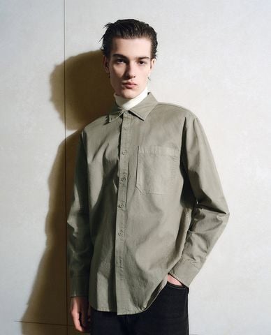  URBAN REVIVO - Áo sơ mi nam cổ bẻ tay dài 