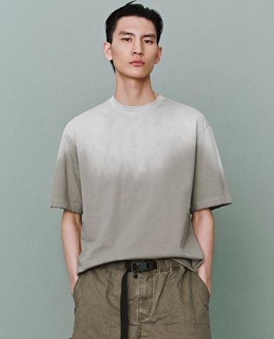  URBAN REVIVO - Áo thun nam cổ tròn tay ngắn hiện đại 